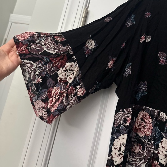 Torrid floral butterfly 3/4 sleeves v-neck shirt EUC - Picture 5 of 7